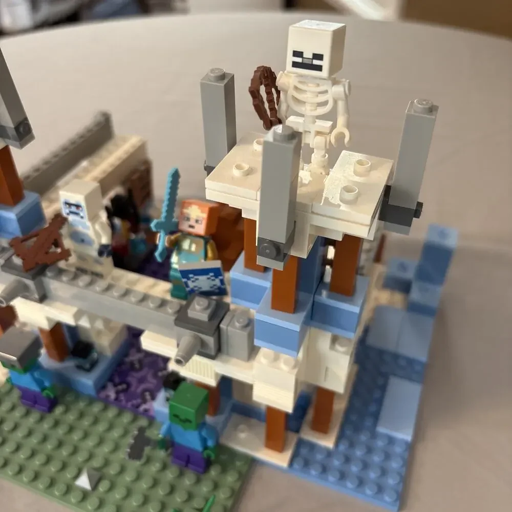 LEGO Minecraft The Ice Castle Set 21186, 499 Pieces, Complete w/ Minifigures